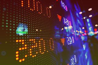 美股三大指数大幅收涨，道指涨近600点
